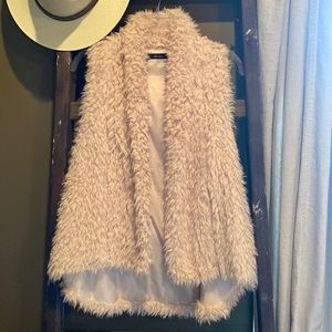 Cream color faux fur vest. Made by Ella Blue in size Medium.